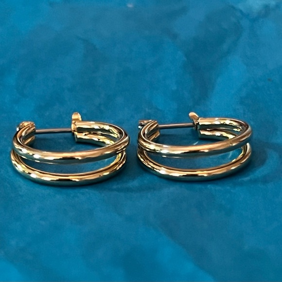 Vintage shiny gold tone double loop earrings - Picture 3 of 4